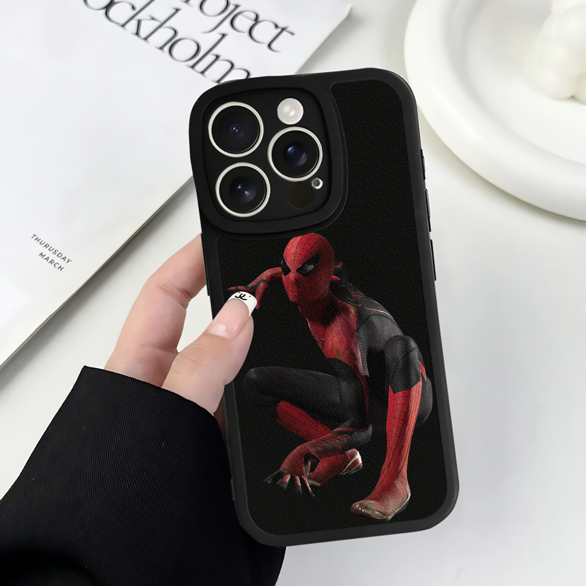 Spider Man スパイダーマン 【iPhone 16シリーズ対応】シリコンスマホケース（レザー調） 材質：シリコン